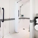 מלון Hampton By Hilton 3*