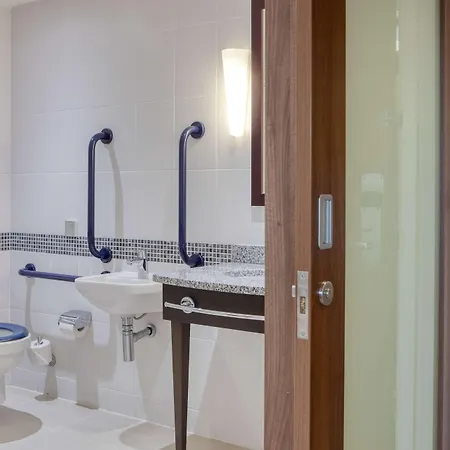 Hotell Hampton By Hilton 3*